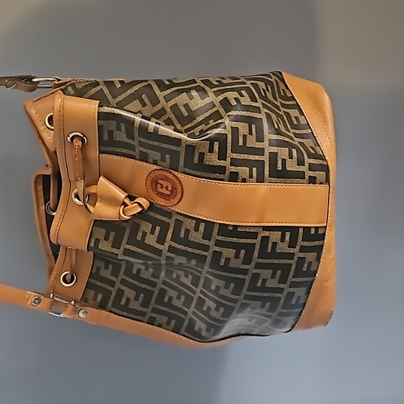 Fendi bucket bag - Picture 1 of 3